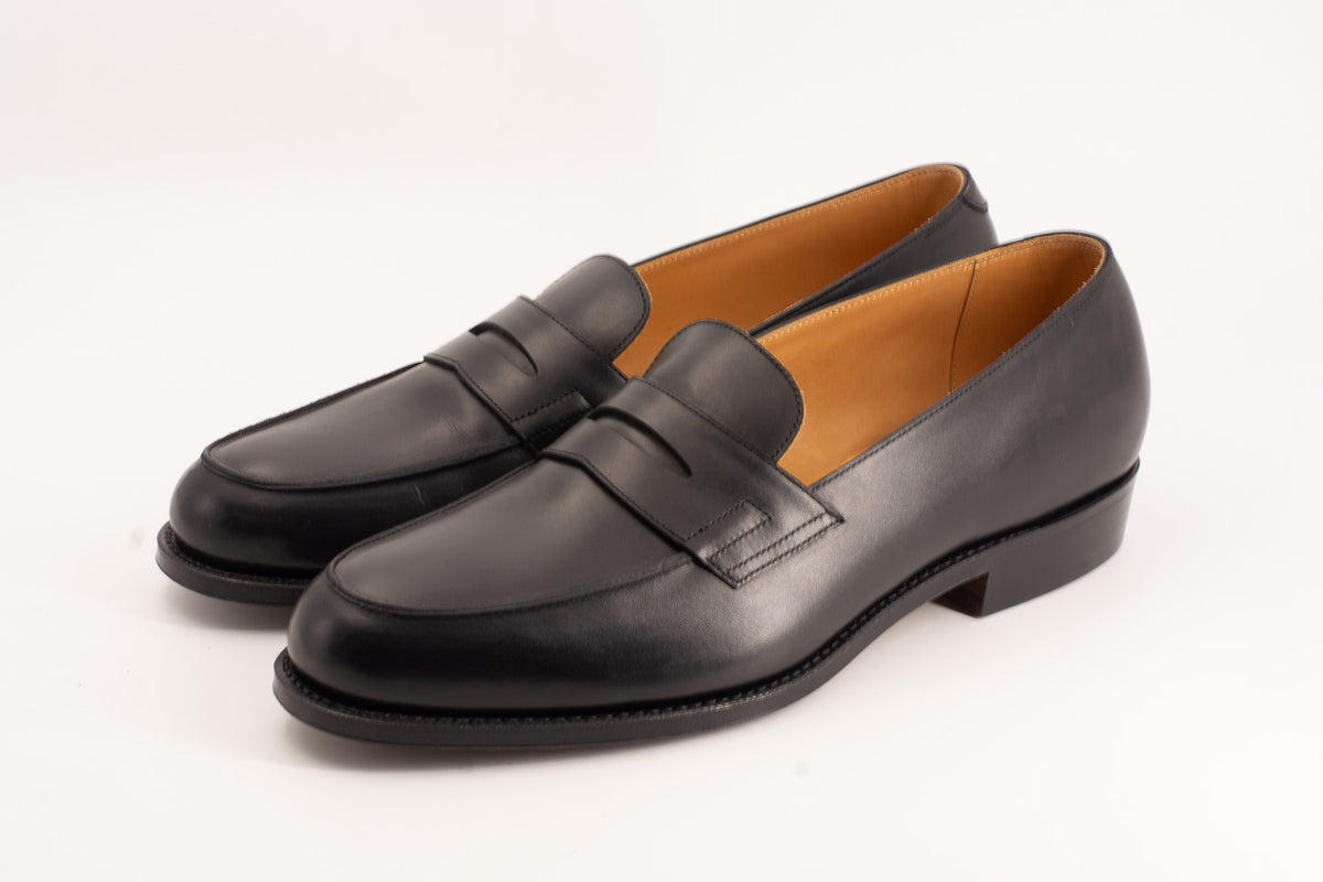 RENDO ローファー 革靴 26S270H01 ブラック　斜め画像